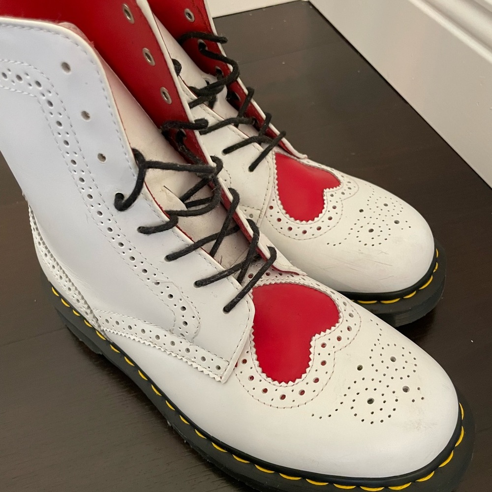 Dr Doc Martin’s Bentley White & Red Heart Combat Boots women’s size 8